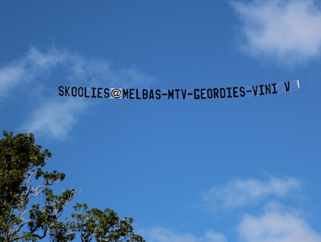 melbas-schoolies-banner-sky-writing