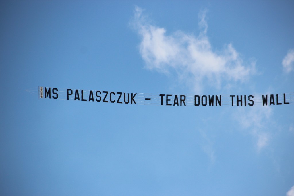 Sky Advertisement reads "MS Palaszczuk Tear Down This Wall"